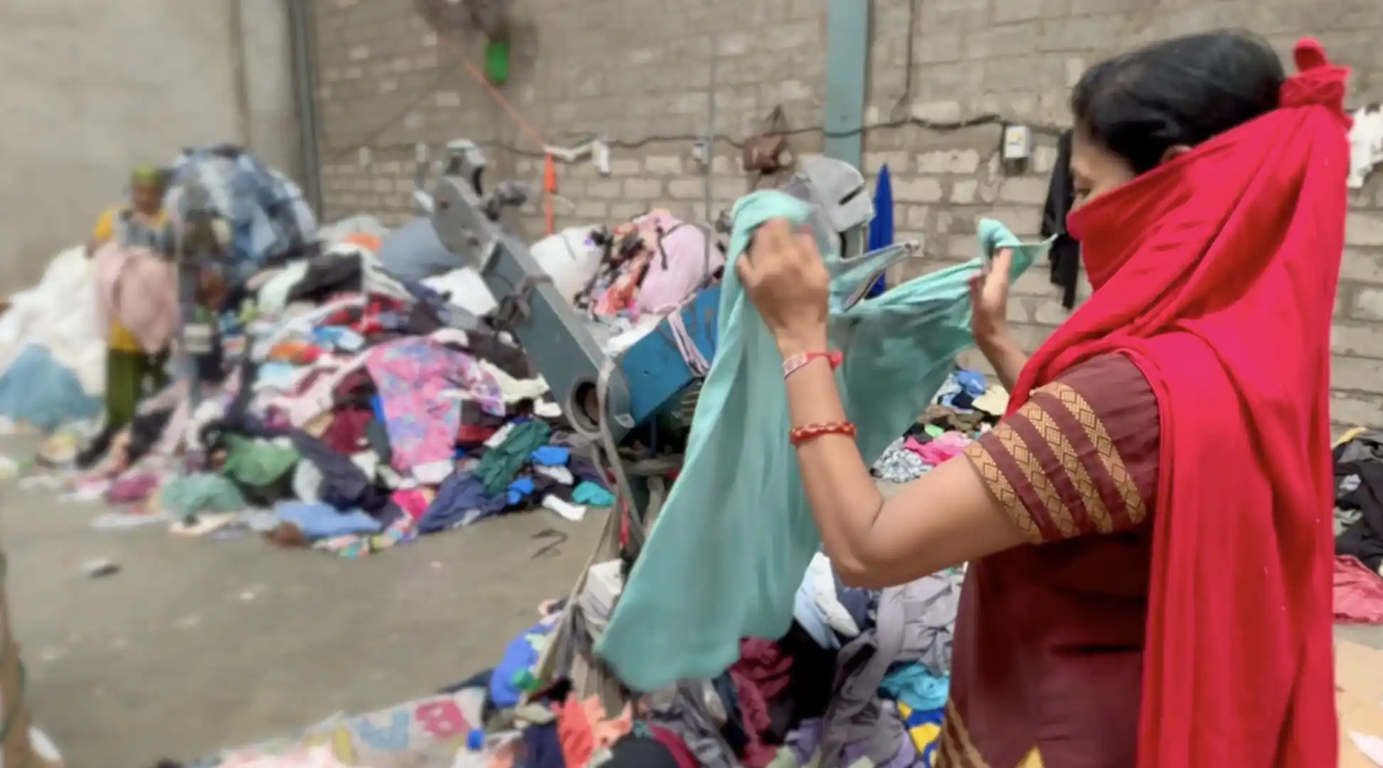 Cut wiper being cut from clothes which cannot be worn